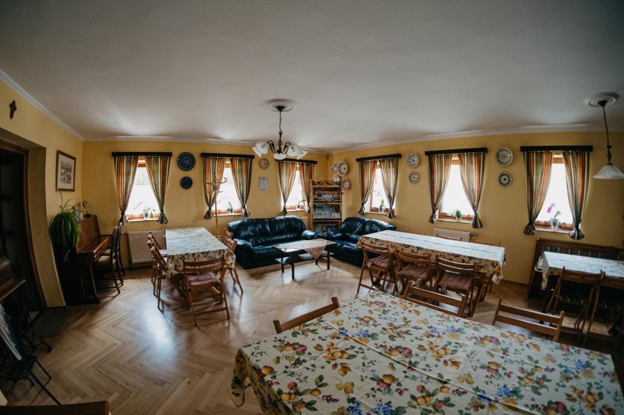 Hemina Vendeghaz Hotel Тата Екстериор снимка