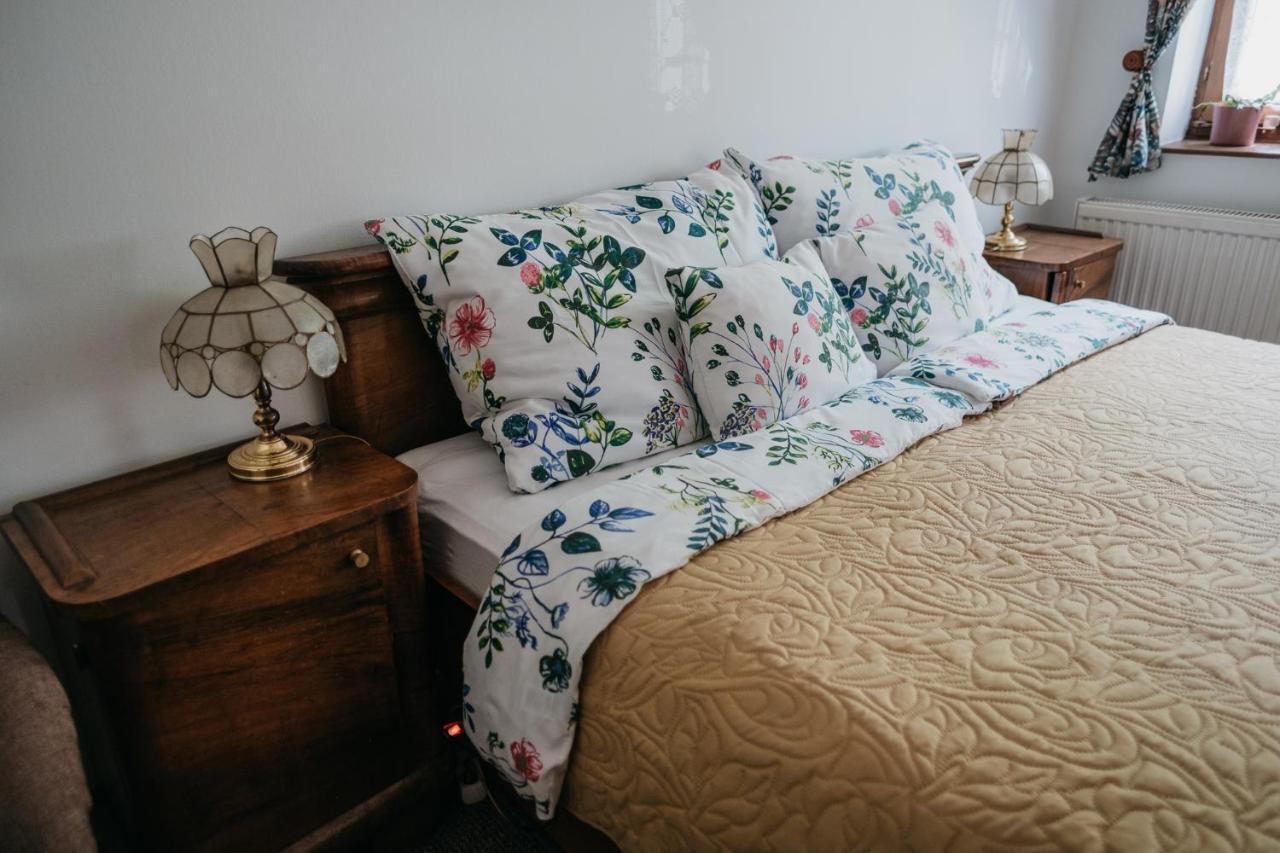 Hemina Vendeghaz Hotel Тата Екстериор снимка