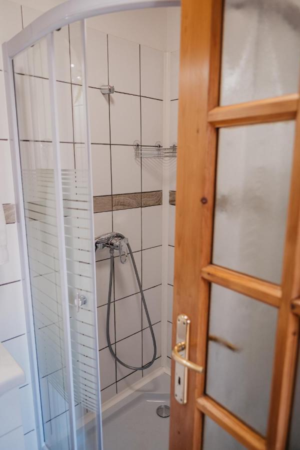 Hemina Vendeghaz Hotel Тата Екстериор снимка