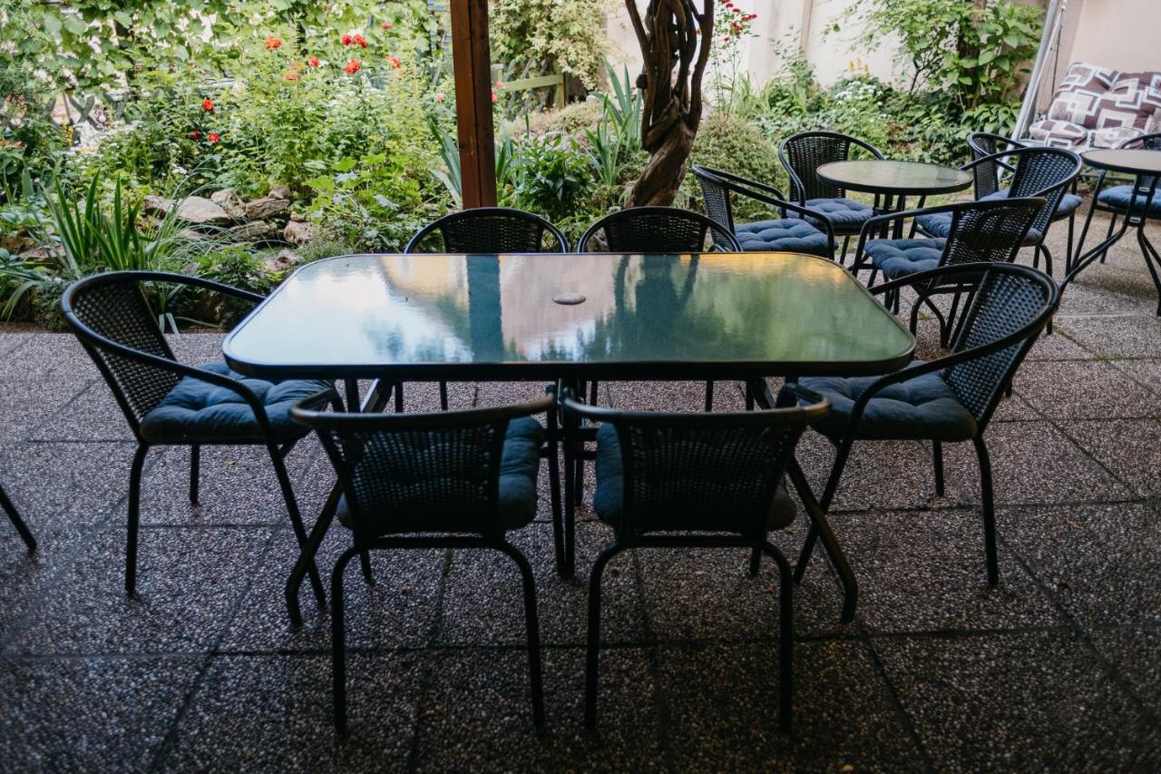 Hemina Vendeghaz Hotel Тата Екстериор снимка