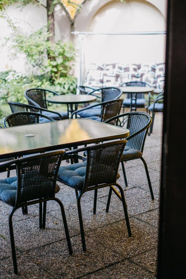 Hemina Vendeghaz Hotel Тата Екстериор снимка